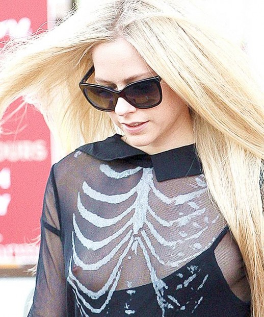 Avril Lavigne nipple slip